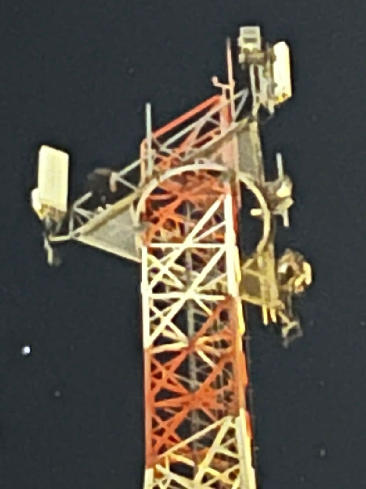 Locura en Mburucuyá: Un hombre trepó una antena y amenazó con tirarse