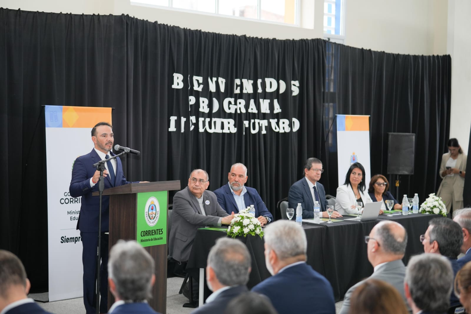 Vald&eacute;s reafirm&oacute; el compromiso con el futuro y la educaci&oacute;n en la inauguraci&oacute;n la escuela Juan Domingo Per&oacute;n