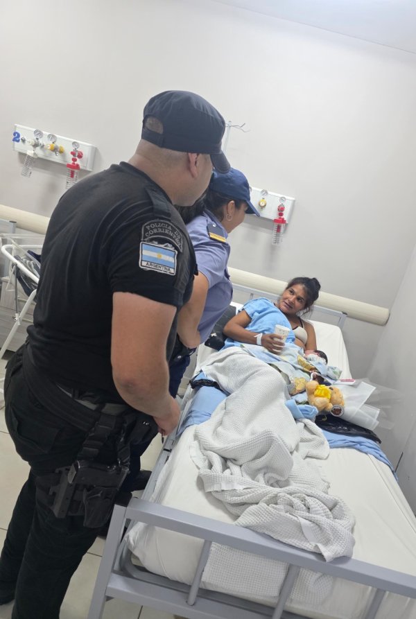 Efectivos de la Polic&iacute;a de Corrientes ayudaron a una mujer a dar a luz a una beba, quien fue recibida en el m&oacute;vil policia