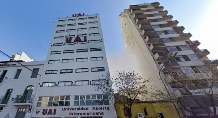 Una alumna de 18 años cayó desde el piso 11 de una universidad y se salvó de milagro: investigan las causas