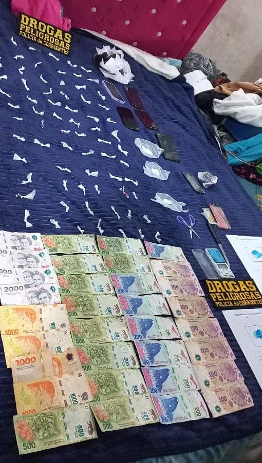 La Policía de Corrientes tras un allanamiento realizado, secuestró varias cosas, entre dosis de cocaína y se demoro a cuatro personas