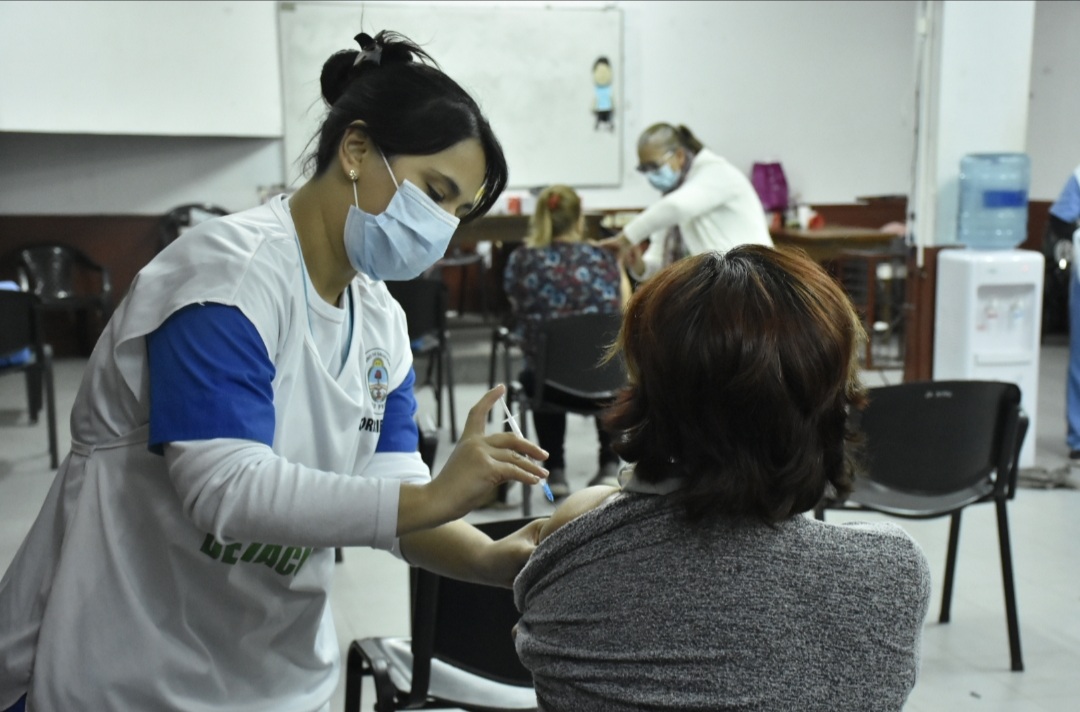 Se recuerda quiénes deben recibir la vacuna antigripal y refuerzos por Covid-19