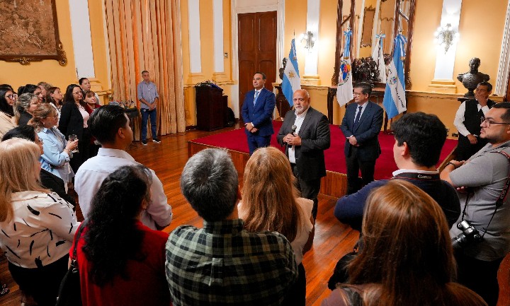 Gustavo Valdés agradeció al personal de Casa de Gobierno